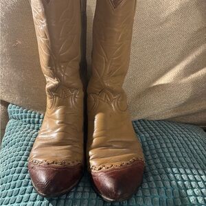 Tony Lama Woman’s 7C cowgirl boots wing tipped